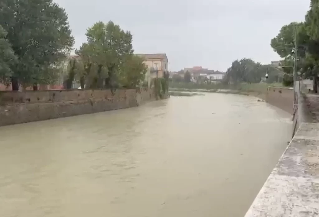 Il 19 settembre il fiume Misa era sotto soglia. L'acqua ha il colore del fango