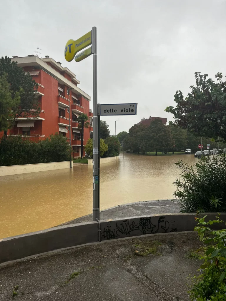 via delle Viole allagata (incrocio nei pressi dell'ufficio postale)