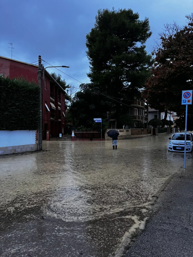 Via Rovereto all'angolo di Via Cavalieri di Vittorio Veneto allagata