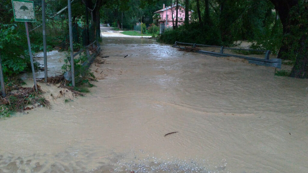 L'acqua esonda e la strada è diventata un fiume