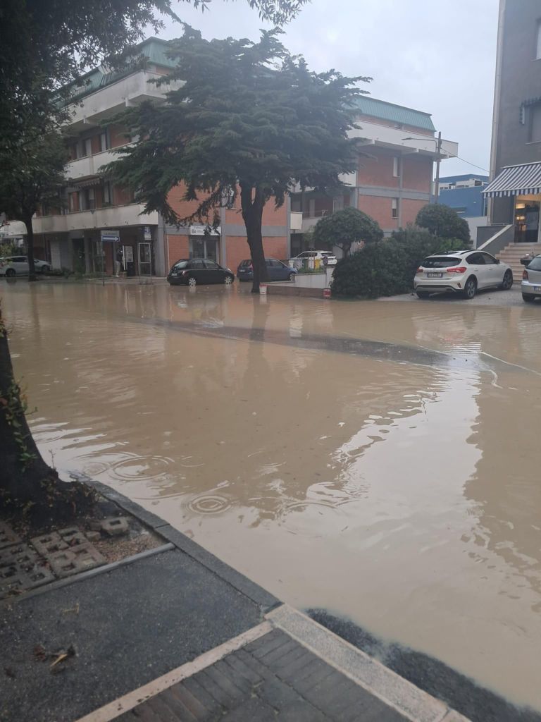 La carreggiata sembra un fiume d'acqua marrone