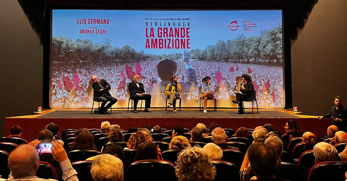 Francesco Favi, Pietro Fanesi, Andrea Segre, Giovanni Margiotta isul palco intervistati da Laura Mandolini, in un cinema Gabbiano pieno